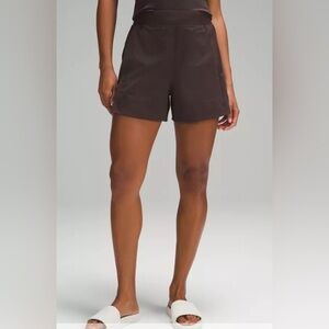 Lululemon Stretch Woven Relaxed Relaxed Fit High Rise Short 4” Espresso Size XXS